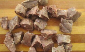 Cool the boiled pork lung and cut it into small pieces.