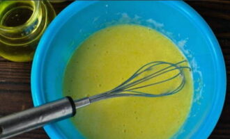 Goncang bahan menggunakan whisk.