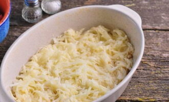 Coloque metade das batatas em uma assadeira, que primeiro cobrimos com óleo vegetal.