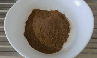 Para sa pagpuno, paghaluin ang ground cinnamon na may asukal.