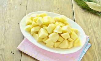 Roughly chop the potato tubers, throw them into the pan and cook over moderate heat for 20-25 minutes.