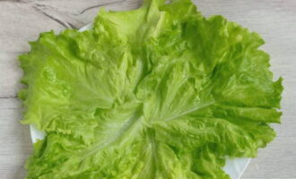 Line the bottom of a flat dish with washed green lettuce leaves.