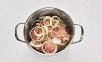 Turnați apă cu oțet în recipientul cu carne și ceapă, amestecați bine cu mâinile. Acoperiți recipientul cu un capac și marinați carnea la frigider pentru cel puțin 12 ore.