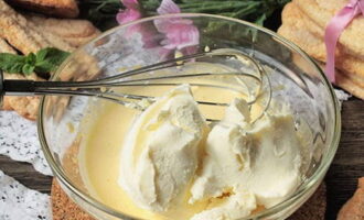 Adicione o queijo mascarpone à mistura de gemas. Amasse e coloque aqui a massa proteica.