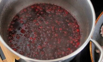 Pakuluan ang lingonberry sauce sa mahinang apoy sa loob ng 10 minuto hanggang lumapot ang timpla.