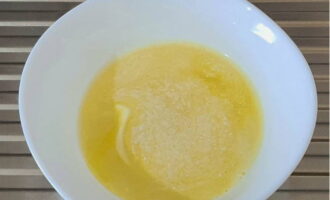 Melt the butter in a water bath or in the microwave.