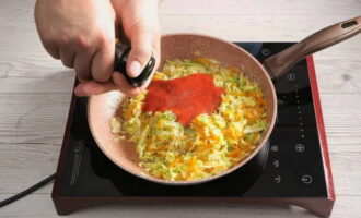 Nous complétons les légumes avec des tomates concassées, du sel, du sucre et du poivre noir moulu. Mélangez bien le tout et faites cuire à couvert à feu doux pendant 15 minutes.