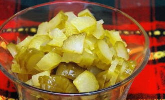 Gupitin ang mga adobo na pipino sa maliliit na piraso. Bahagyang kumulo ang mga ito sa isang kawali sa cucumber brine.