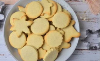 Pasamos las preparaciones a papel de horno y cocinamos a 180 grados durante 12-15 minutos.