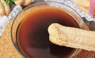 Mergulhe os biscoitos savoiardi na mistura de café.