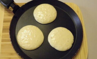 Posa una cullerada de la barreja al fons de la paella i fregim a foc moderat fins que apareguin bombolles a la superfície.