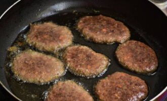 Varm en stekepanne med vegetabilsk olje. Dypp leverkotelettene her med en spiseskje.