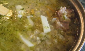 Transferiu el rostit a la paella, afegiu-hi l'anet i salpebreu si cal. Passat un minut, apagueu el foc i deixeu la sopa tapada durant 15-20 minuts.