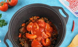 Häll kokande vatten över tomaterna och ta bort skalet, skär fruktköttet i skivor och lägg i en kittel. Häll i tomatpuré utspädd i 100 milliliter vatten.