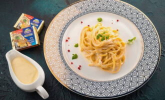 Tillsätt salt och malda kryddor efter smak. Häll krämig sås över varm pasta, strö över hackade örter och du kan unna din familj denna läckra rätt. Smaklig måltid!