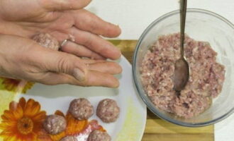 Il est recommandé de rouler des petites boules avec les mains mouillées.