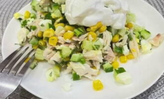 Selon votre goût, ajoutez du sel et mélangez avec de la crème sure. La salade rapide est prête ! Bon appétit!