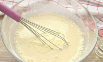 Next, pour vegetable oil into the dough. Mix and leave the mixture for 10 minutes.