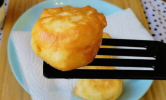 Placez les crêpes dorées et moelleuses sur du papier absorbant pour éliminer l'excès d'huile.