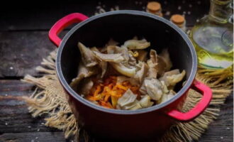 Basuh dan perah ringan cendawan, potong kecil dan masukkan ke dalam sayur-sayuran.