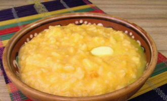 Servire il porridge di zucca caldo, condito con burro. Buon appetito!