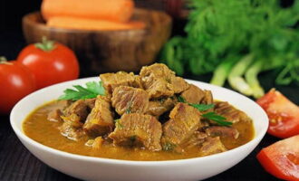 Món goulash thịt bò cổ điển với nước sốt trong chảo rán đã sẵn sàng. Phục vụ và thưởng thức!