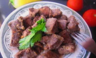 Fried pork lung in a frying pan is ready. Serve and enjoy!