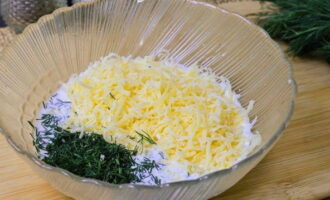 In a separate bowl, combine cream, grated cheese and chopped dill. Mix everything well.