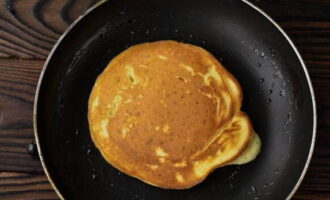 Freír durante unos 30 segundos por un lado, darles la vuelta y cocinar por el otro lado.