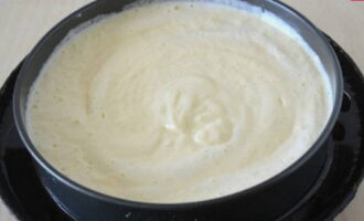 Distribute the filling over the base and place the mold (24 cm) in a large baking tray filled with water to the middle.