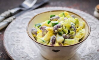 Fertig ist ein schneller und leckerer Salat zum Abendessen aus einfachen Zutaten. Bedienen Sie sich!