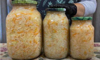 Hayaang tumayo ito ng isang oras sa mesa at pagkatapos ay ipamahagi ito sa mga garapon, pinupuno ang mga ito nang mahigpit. Ang sauerkraut ay handa na! Takpan ng mga takip at ilagay sa refrigerator para sa karagdagang imbakan. Bon appetit! 