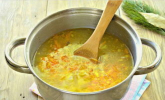 Versare l'arrosto nel brodo quando le patate saranno già cotte.