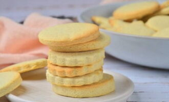 ¡Las galletas caseras están listas! Servimos la delicia enfriada en la mesa y comemos. ¡Disfruta tu té! 