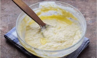 Remuer avec une spatule et ajouter une cuillère à soupe d'huile de tournesol, recouvrir à nouveau d'un film et remettre dans une pièce tiède pendant le même temps que la première fois.