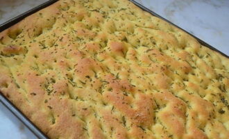 Το Focaccia γίνεται ροδαλό και αφράτο, το κρυώνουμε λίγο, το κόβουμε και σερβίρουμε. Καλή όρεξη!