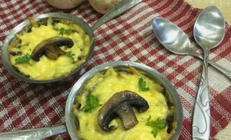 Ihurno ang julienne na may manok at mushroom sa isang well-heated oven sa loob ng 10 minuto. Ihain ang ulam na mainit sa mga gumagawa ng cocotte. Bon appetit!