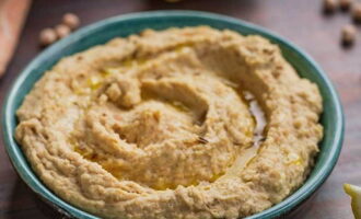 Món hummus tự làm đã sẵn sàng. Phục vụ và thưởng thức!