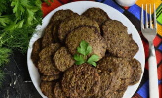 Le cotolette di fegato di manzo in padella sono pronte. Porta la delizia in tavola!