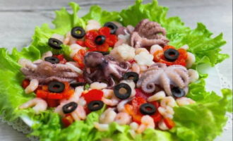 Handa na ang seafood salad! Asin, paminta at ihain. Bon appetit!