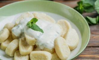 Ihain ang mga tamad na dumpling na may sarsa ng yogurt. Bon appetit!