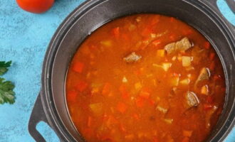 Successivamente, togliere il contenitore resistente al calore dal fuoco e lasciare in infusione il sugo per 10 minuti, facendo bollire contemporaneamente le tagliatelle in acqua salata.