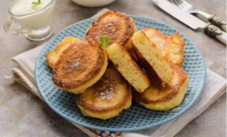 Dọn bánh pancake sữa bông xốp còn ấm và thưởng thức. Chúc ngon miệng!