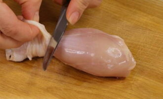 Drench the chicken legs with water and then remove the moisture with a paper towel. Remove the skin from each leg.