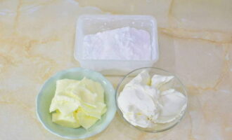 How to make cake leveling cream at home? We take out the ingredients to prepare the cream. We first remove high-quality butter from the refrigerator so that it softens.