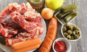 Como preparar uma mistura de carnes com linguiça segundo a receita clássica? Será necessária carne com osso para cozinhar o caldo, mas você pode usar qualquer outro caldo pronto.