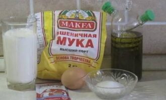 Как се приготвят пухкави палачинки с мая и кефир? Ние приготвяме продуктите съгласно списъка, представен по-горе.