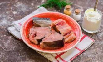 How to cook juicy and soft pink salmon? We put on the work table all the necessary ingredients for preparing the dish. We wash the pink salmon and separate it into portions.