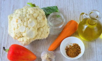 La coliflor en escabeche coreana instantánea es muy fácil de preparar. Tomamos todos los productos necesarios para preparar un snack vegetal.