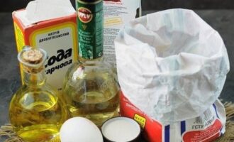 Cum să faci clătite pufoase cu lapte fără drojdie? Pregătiți ingredientele. Scoatem laptele și oul cu o zi înainte de gătire pentru ca ingredientele să aibă timp să ajungă la temperatura camerei.